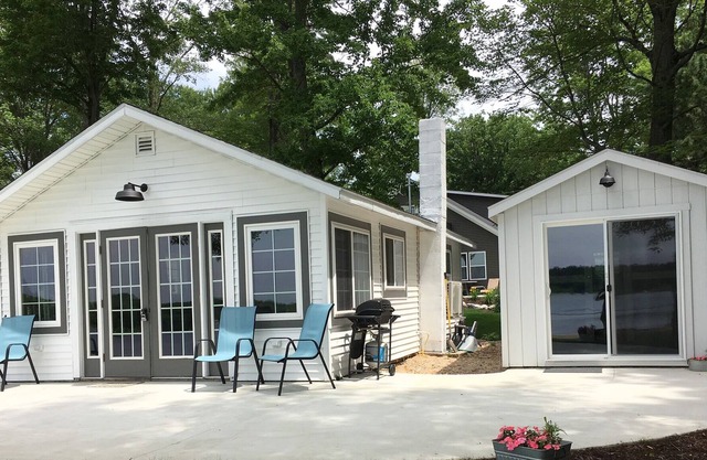 Cozy lakefront cottage
