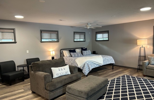 Cozy Lakefront Private Retreat - Near Shorty Pants Lounge