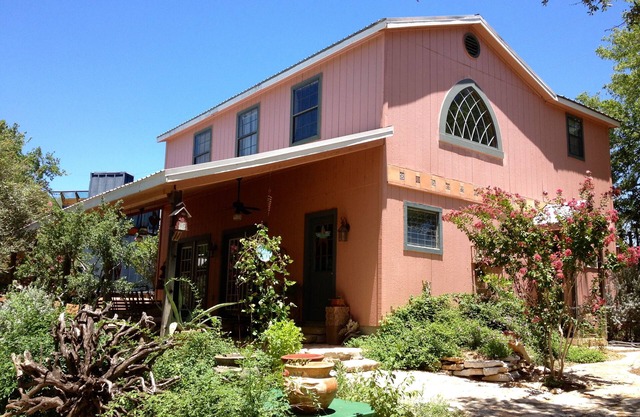Cozy Lakefront Retreat - Winery, Massage, Yoga, Kayaks, SUPS, Krause Springs!