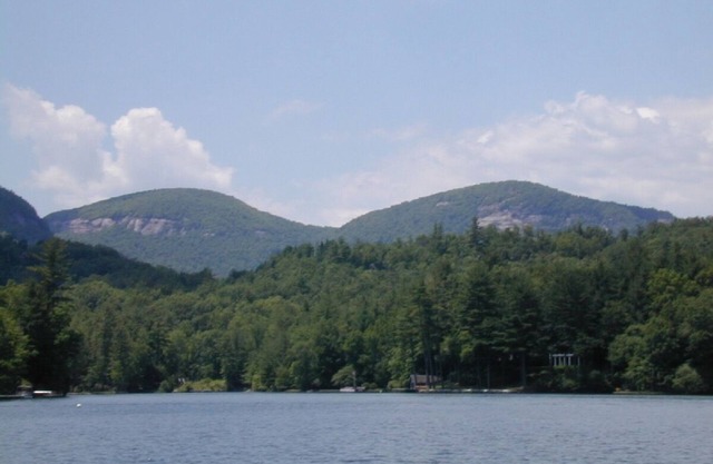 Cozy Lakefront Toxaway Home with Beautiful view. Pet-Friendly!