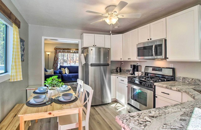 Cozy Lakeside Cabin: Walk to Rainbow Lake!