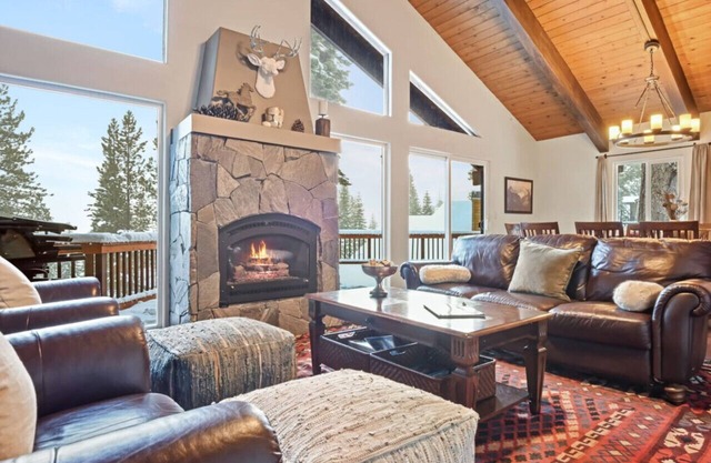 Cozy Lakeview Cabin | Fireplace & Laundry