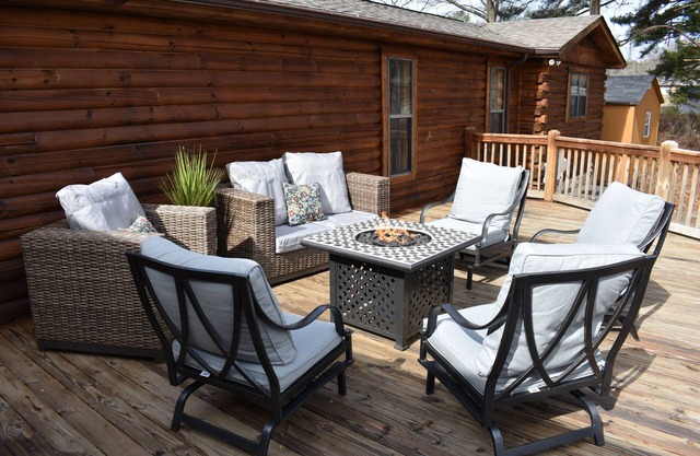 Cozy log cabin, centrally located with covered storage for an RV/Boat