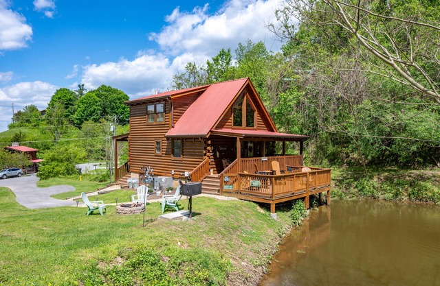 Cozy Log Cabin-Hot Tub-Fire-Pit-Pond-CLEAN-Dollywood-Soaky Water Park-Dollywood