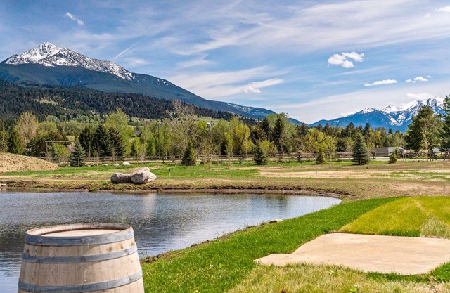 Cozy Log Cabin in the Heart of Paradise Valley, Montana