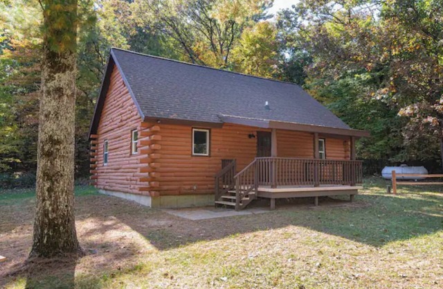 Cozy Log Cabin Nestled in the Pines but just Minutes to Everything!