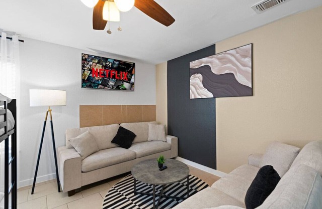 Cozy Luxury Retreat - Modern