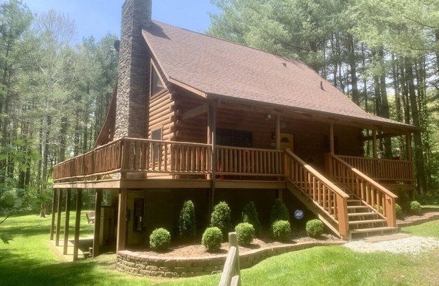 COZY Merlot Cabin- Great family cabin in Hocking Hills, centrally located.