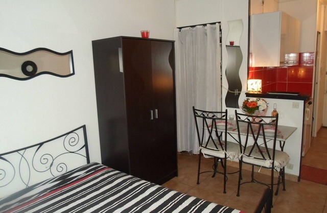 Cozy Mini-Studio Near Thermal Baths, Lake, and Shops, A/C, Wifi, NW Facing.