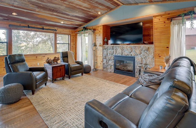 Cozy Missouri Cabin w/ Furnished Deck & Lake Views