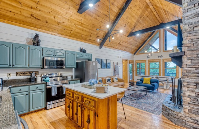 Cozy Mntn Escape *Fireplace *Games *Views *Hot Tub