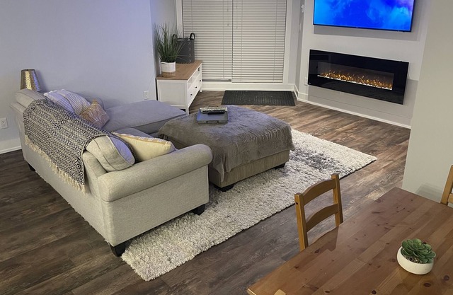 Cozy & Modern 2 Bedroom 2 Bathroom Condo