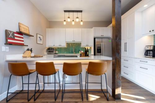 Cozy Modern 2-Bedroom Condo Between Vail and BC