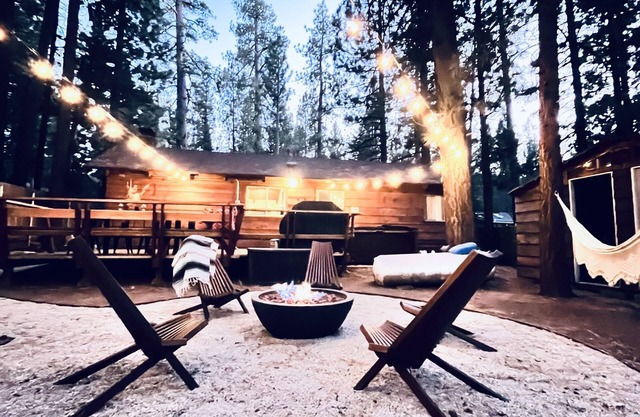 Cozy Modern Cabin Oktoberfest Couples & Family Escape 1mi to Lake Spa Firepit