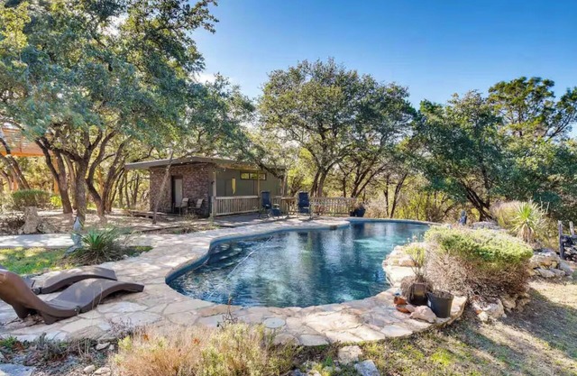 Cozy Modern Cabin wt Pool, Hot Tub, Fire pit and Goats, Alpacas, Chickens & Emus