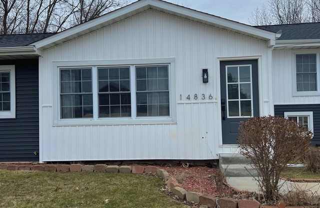 Cozy Modern Farmhouse Prime Lakeview Location