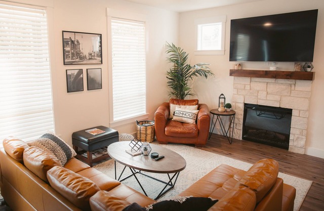 Cozy Modern Farmhouse, King bed, great yard, pets!