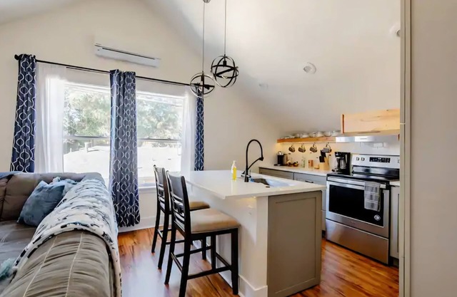 Cozy & Modern Luxurious 1 bedroom Guest Suite