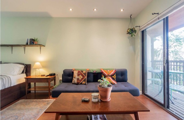 Cozy, modern Pearl St. condo. Ideal location!