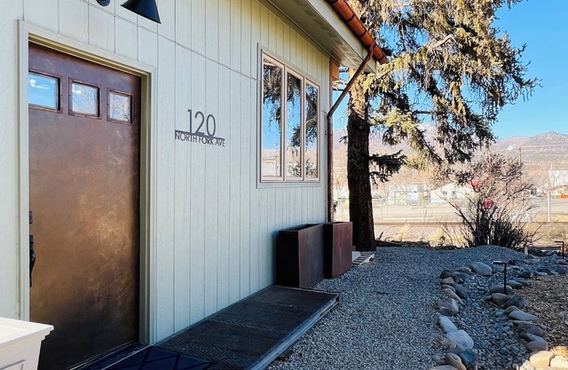 Cozy, Modern Stay: Views, Fireplace, Walk Downtown