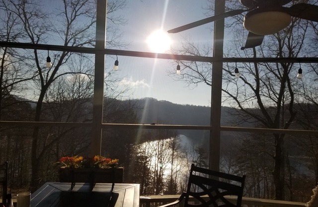 Cozy Mountain Retreat! Lake & Mountain Views, Pet friendly! Fiber internet!