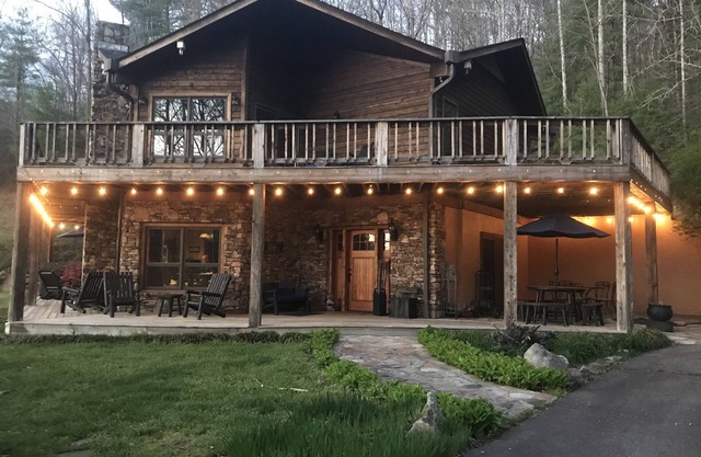 Cozy Mtn Lakefront Cabin on Wolf Lake w/Pontoon boat/Kayaks/Hot Tub/Firepit