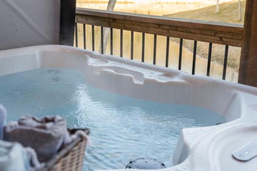 Cozy New Cabin w Free Local Attraction Tickets-Private Hot Tub- Community Indoor Pool