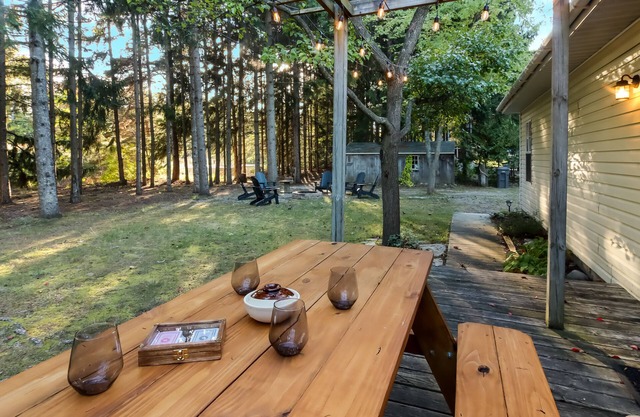 Cozy & New - Walk to Lake Michigan & Northport's shops, restaurants, and bars.