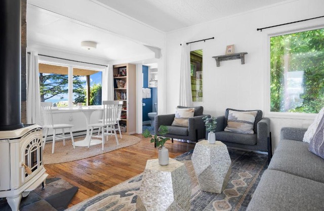 Cozy Oceanfront Cottage Located on Pirate Cove