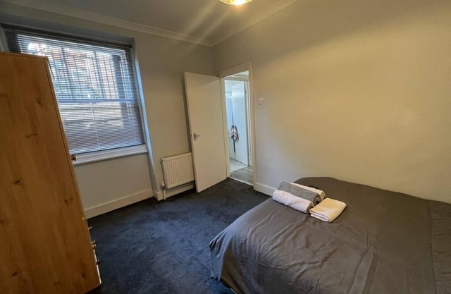 Cozy one bedroom Flat with a double bed and Sofa bed for 2 local to tube station