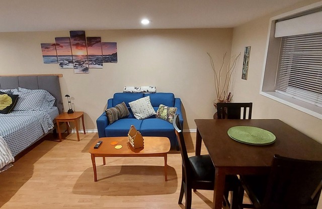 Cozy One Bedroom Suite with full kitchen & private bathroom