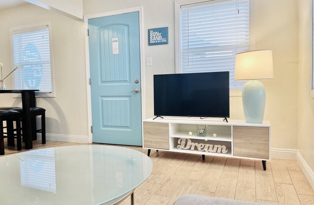 Cozy Pacific Beach Cottage w/Bikes, Private Yard & Entrance