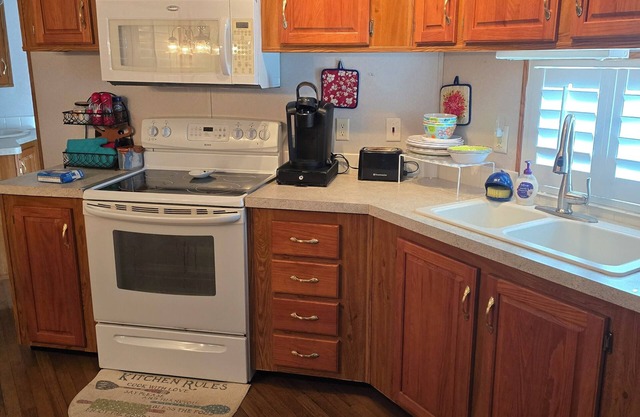 Cozy park model with WiFi and AC in fabulous Salt Springs.