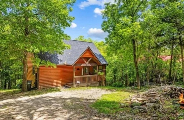 Cozy peaceful cabin with games, massage chair and fire pit! Bring your kayaks!