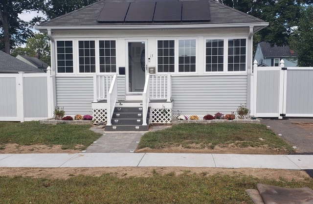 Cozy & Peaceful - gated yard, enclosed porch