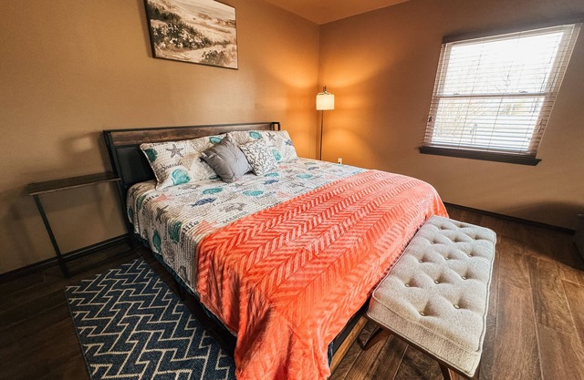 Cozy, pet friendly, 2 bdr house on Lake Eufaula. Near I-40 and Hwy 69.