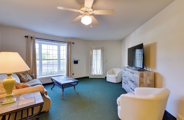 Cozy Pigeon Getaway, Close to Public Beaches!
