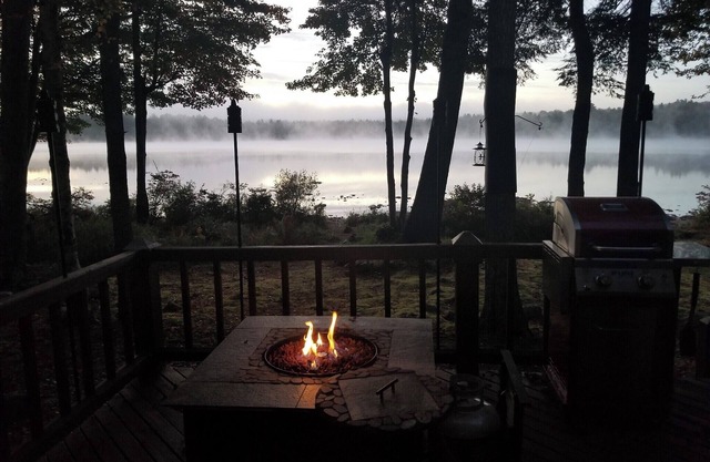 Cozy Pinecrest Lakefront Retreat w/Deck & Kayaks