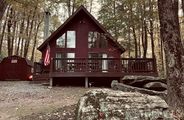 Cozy Pocono Chalet in Gated Community