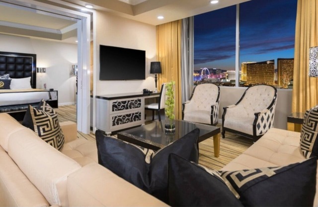 Cozy Presidential 2-bedroom suite in marvelous Las Vegas with fitness room, WiFi