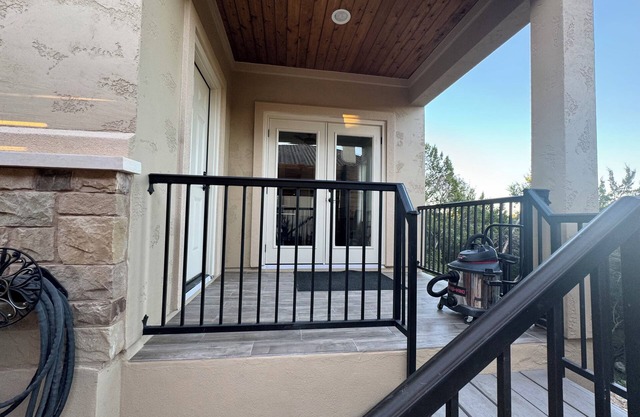 Cozy private Queen BR Suite in Austin with 1 car Garage, and amazing wooded view
