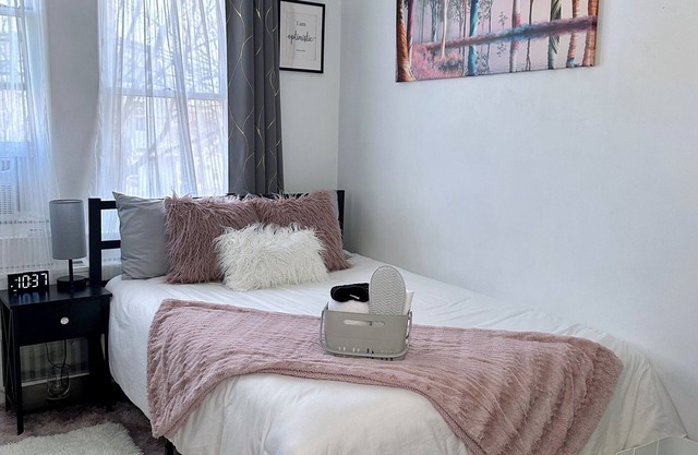 🎀 Cozy Private Room 👣 Near LIRR & Shops 🛜 Fast Wi-Fi