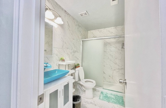 Cozy private suite with free parking