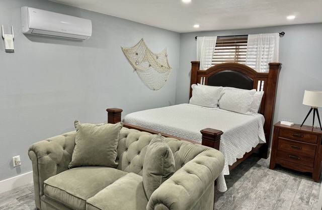 Cozy + Queen Bed villa