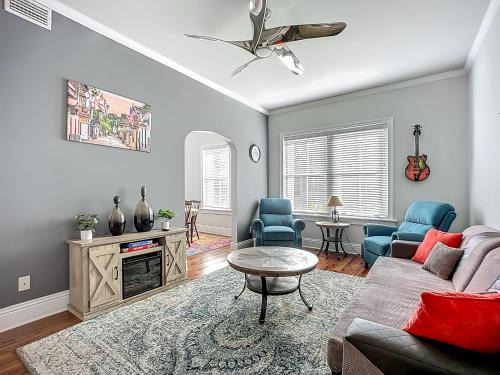 Cozy Quiet St Augustine Private Condo - 2bed, 1 bath, Sleeps 6, Steps to Historic St Augustine Center & All Tourist Attractions, Restaurants, Cafes, Backyard, Porch
