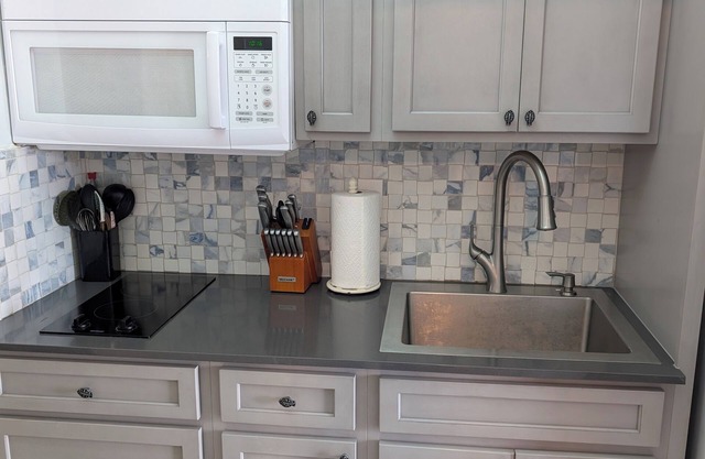 Cozy REMOLDED 1-bedroom condo AC, WiFi in charming Carolina Beach with a pool