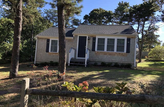 Cozy renovated classic Cape cottage a short walk to Forest Beach