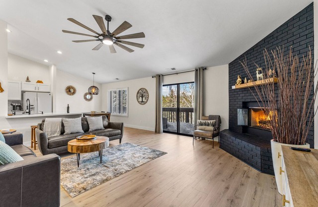 Cozy Retreat in Pines Mins/Downtown!