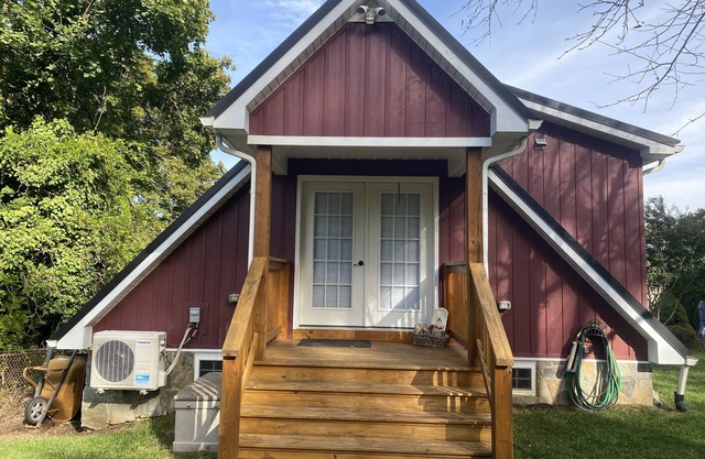 Cozy retreat in the heart of wine country, 5 minutes from the Appalachian trail!