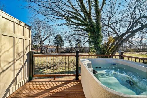 Cozy Retreat Near Downtown with Hot Tub